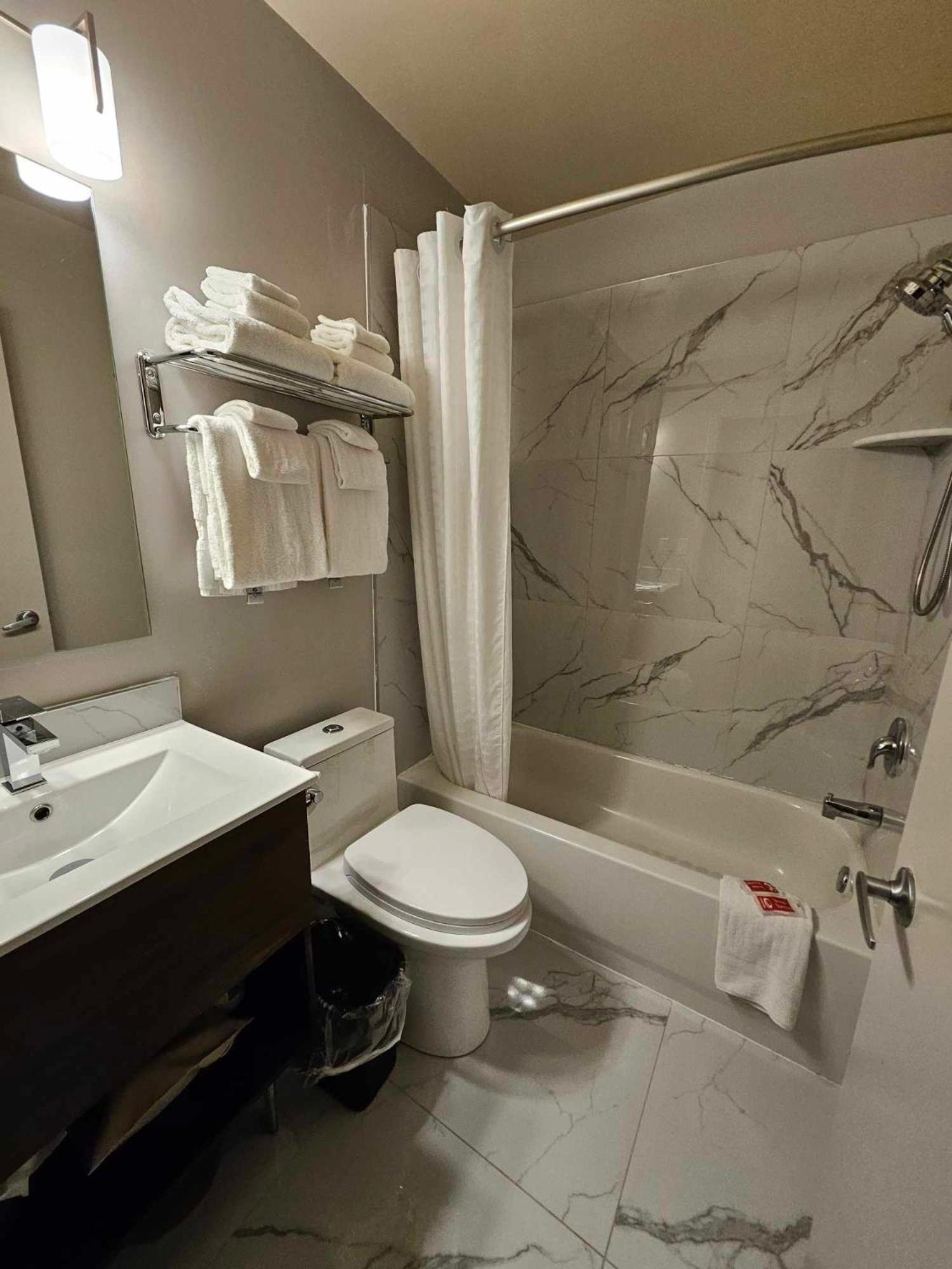Econo Lodge Монреаль Екстер'єр фото